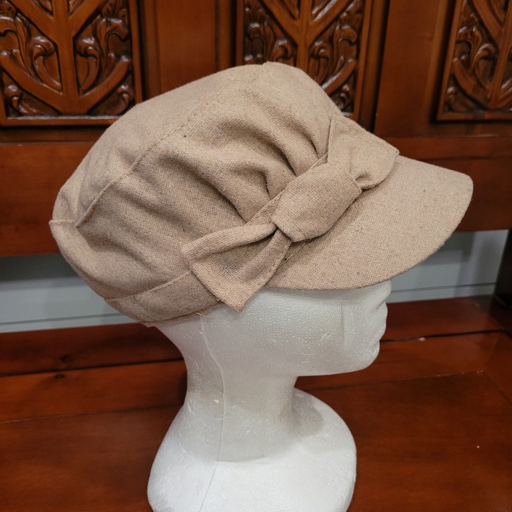 NWOT Magid Cabbie Hat With Bow
